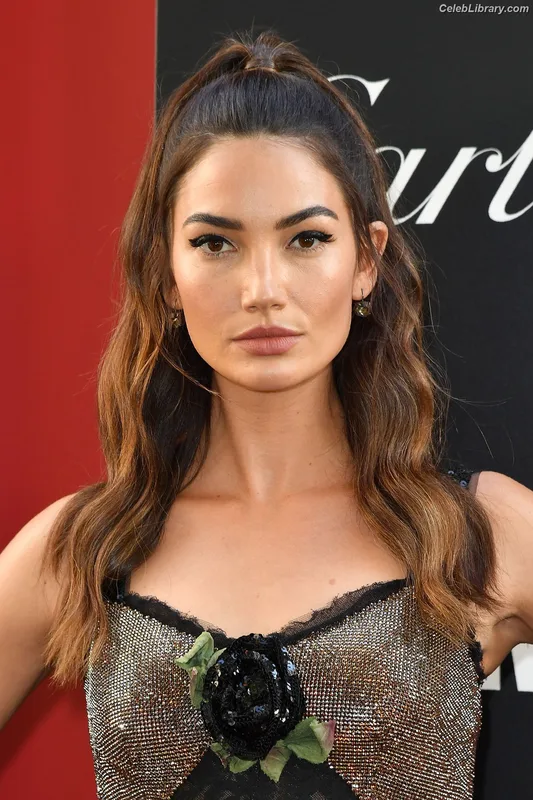 Lily Aldridge photo 1 of 178