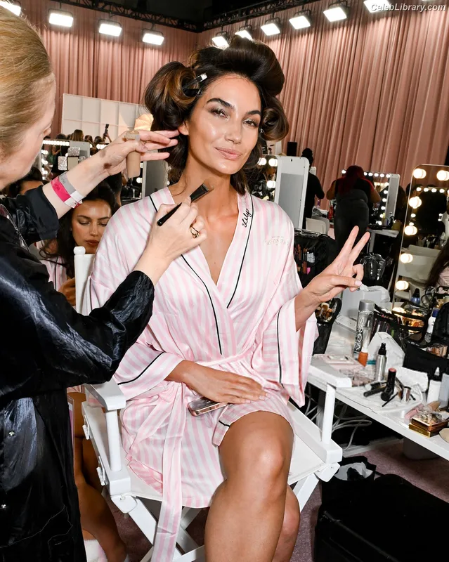 Lily Aldridge photo 10 of 178