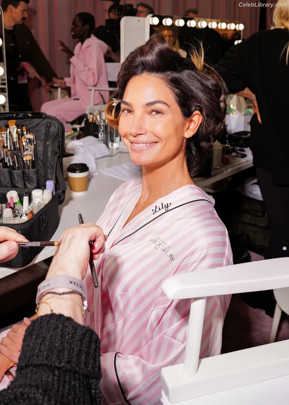 Lily Aldridge photo 21 of 178