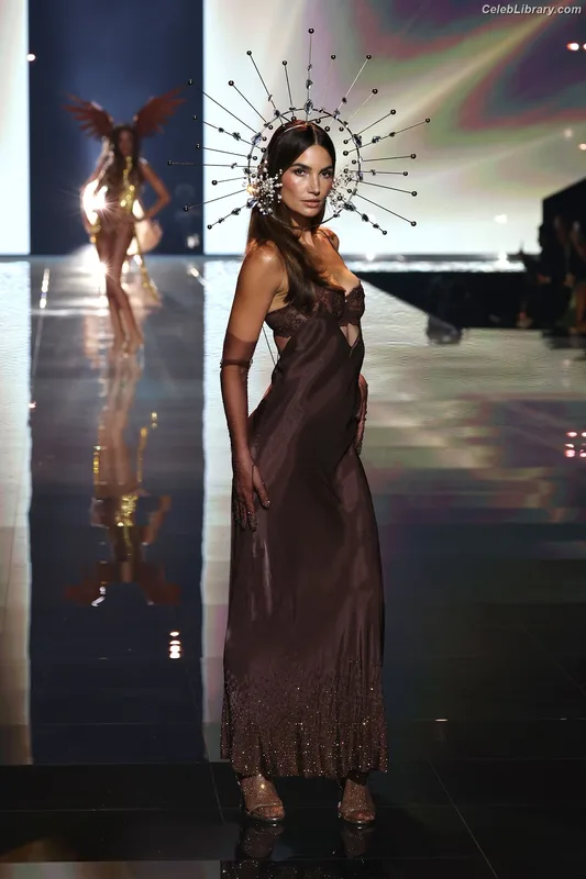 Lily Aldridge photo 23 of 178
