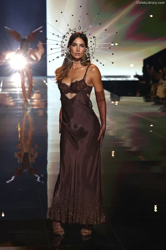 Lily Aldridge photo 24 of 178