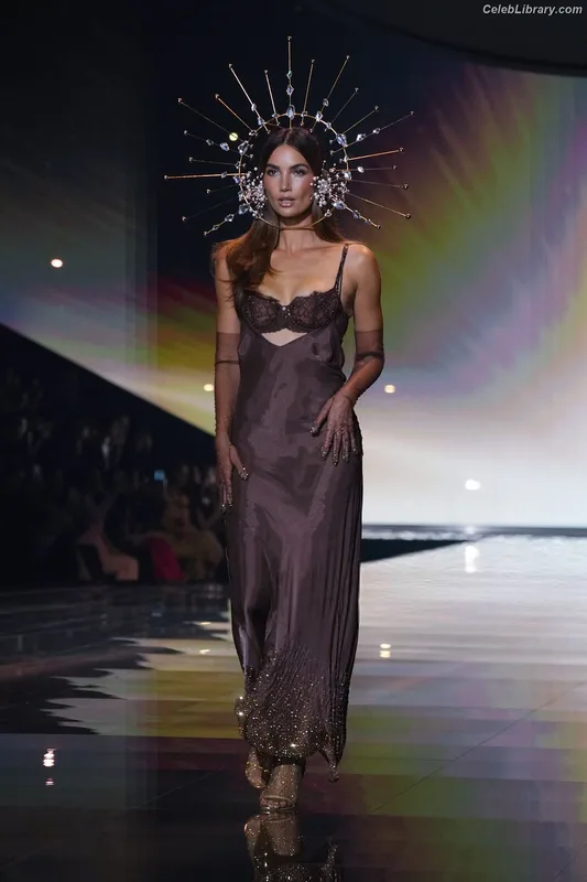 Lily Aldridge photo 1 of 178