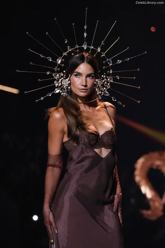 Lily Aldridge photo 2 of 178