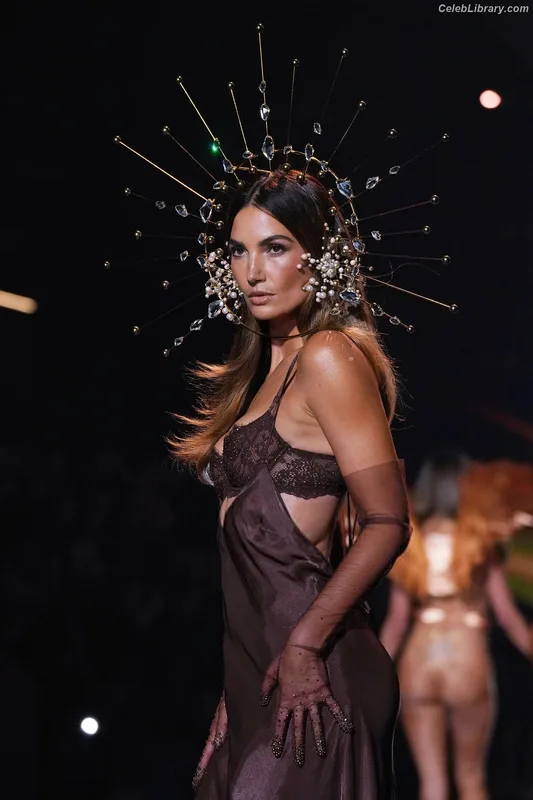 Lily Aldridge photo 3 of 178