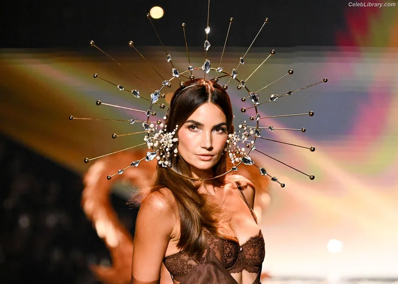 Lily Aldridge photo 4 of 178