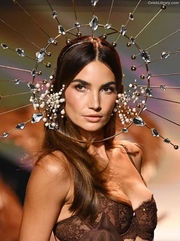 Lily Aldridge photo 8 of 178