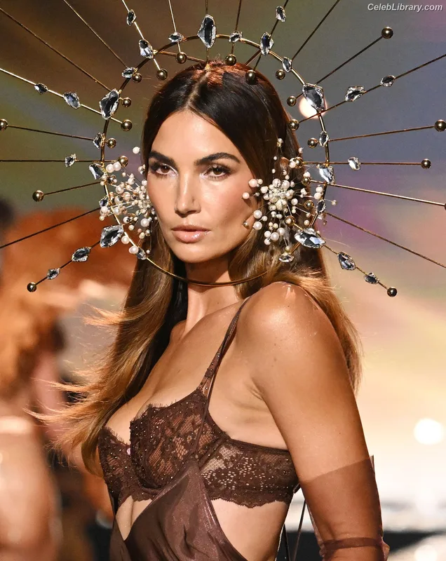 Lily Aldridge photo 10 of 178