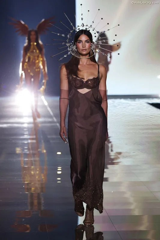 Lily Aldridge photo 14 of 178