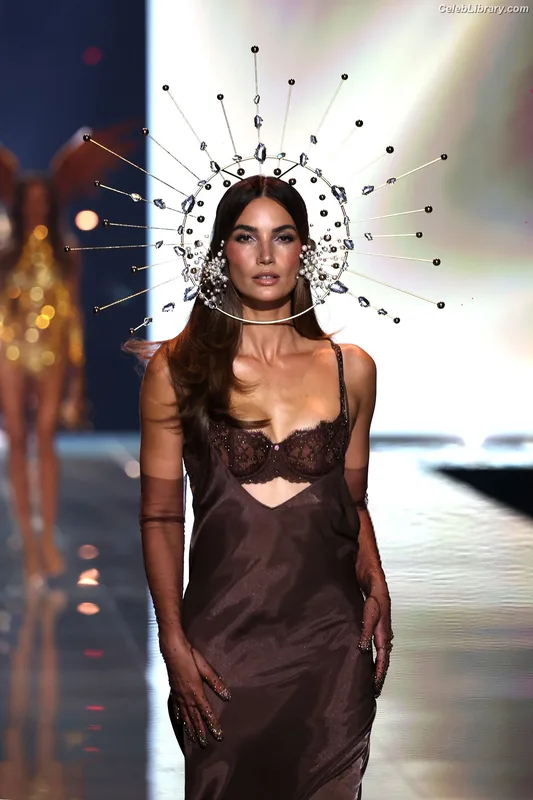 Lily Aldridge photo 15 of 178
