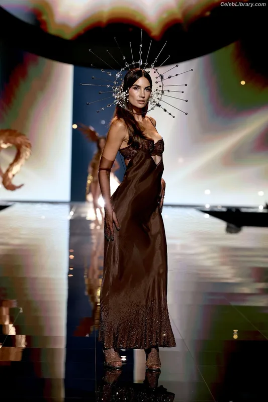 Lily Aldridge photo 17 of 178