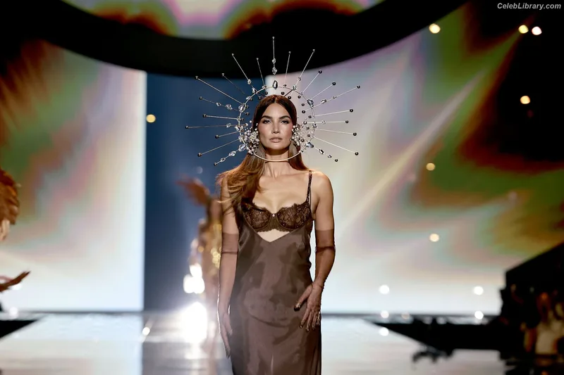 Lily Aldridge photo 18 of 178