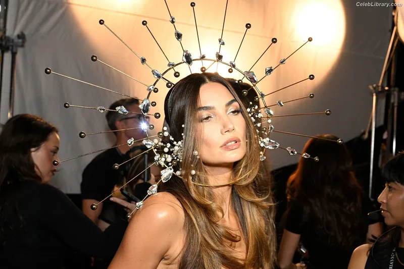 Lily Aldridge photo 23 of 178