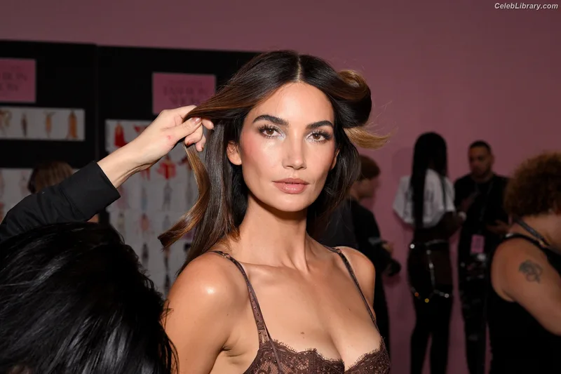 Lily Aldridge photo 24 of 178