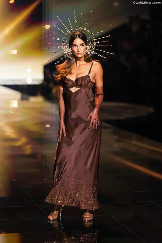 Lily Aldridge photo 1 of 178