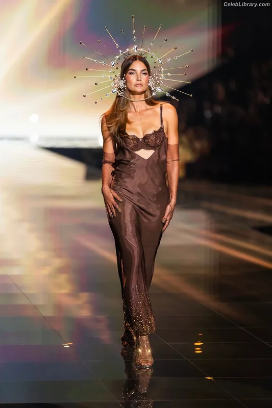 Lily Aldridge photo 3 of 178