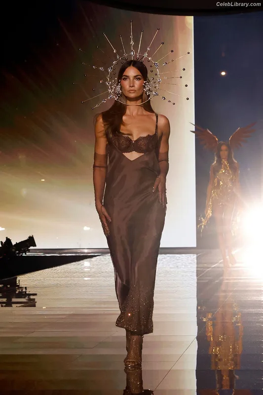Lily Aldridge photo 7 of 178