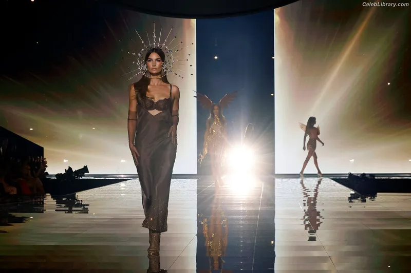 Lily Aldridge photo 8 of 178