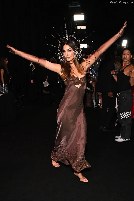 Lily Aldridge photo 9 of 178