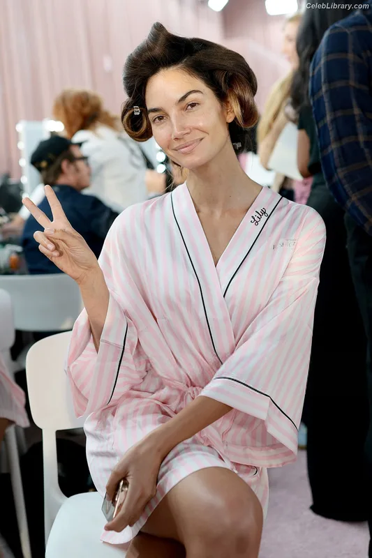 Lily Aldridge photo 24 of 178