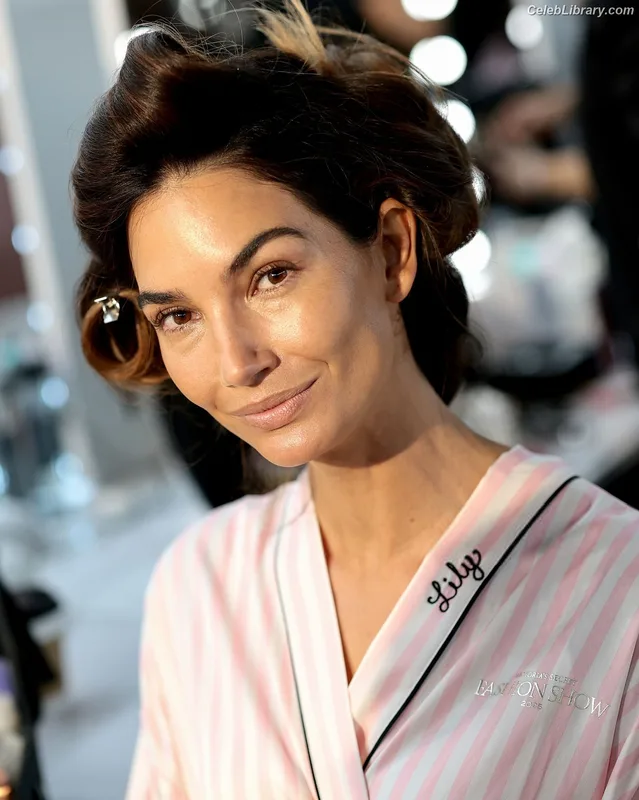 Lily Aldridge photo 1 of 178