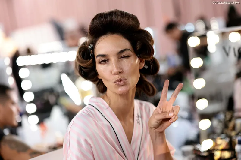 Lily Aldridge photo 4 of 178