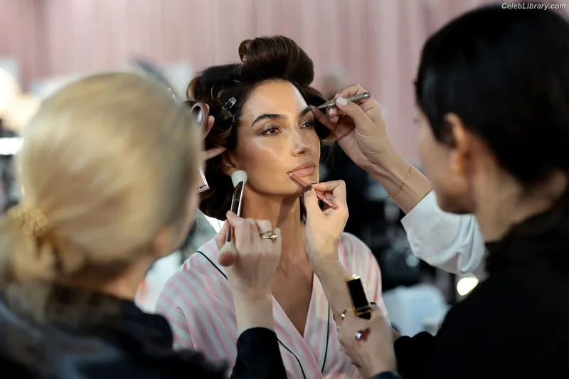 Lily Aldridge photo 6 of 178