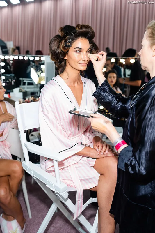Lily Aldridge photo 7 of 178