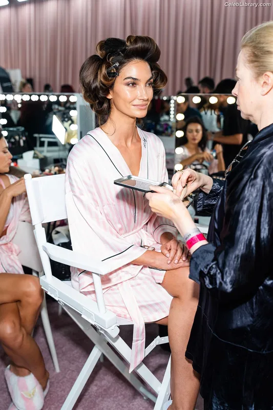 Lily Aldridge photo 8 of 178