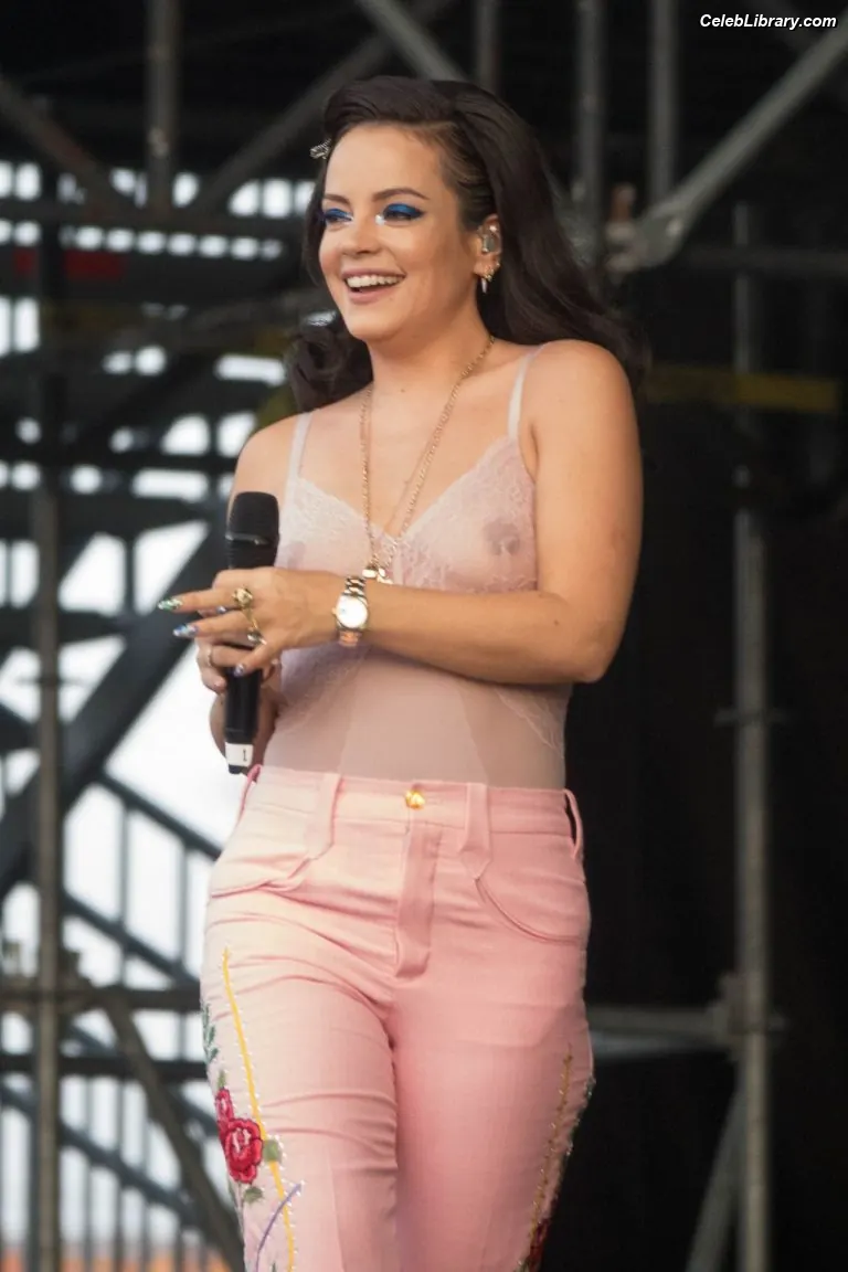 Lily Allen photo 2 of 436
