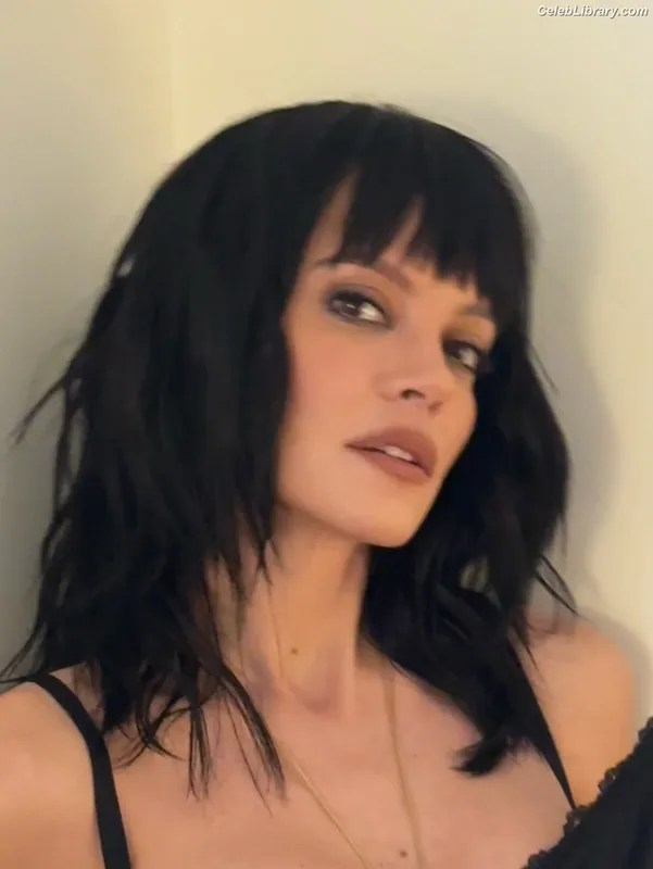 Lily Allen photo 13 of 437