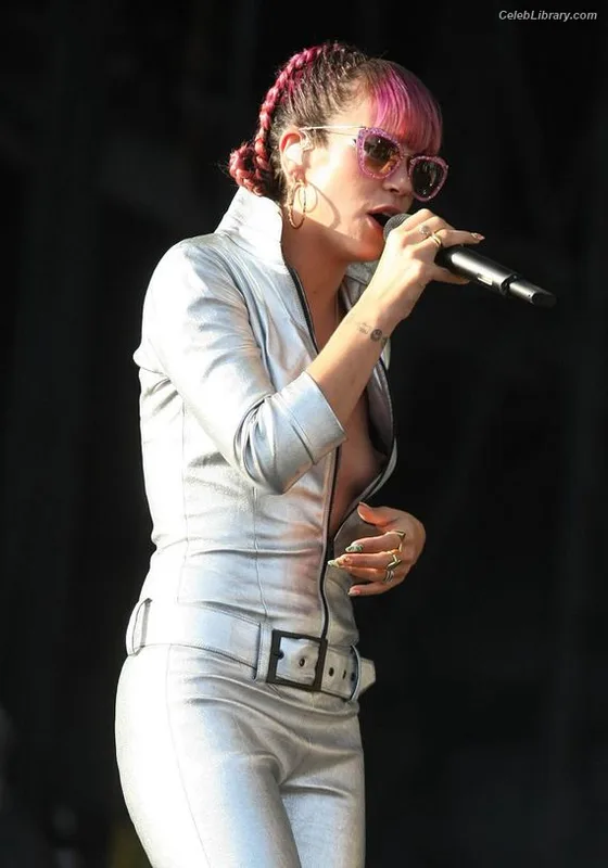 Lily Allen photo 10 of 437
