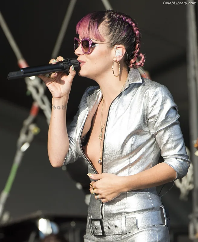 Lily Allen photo 17 of 437