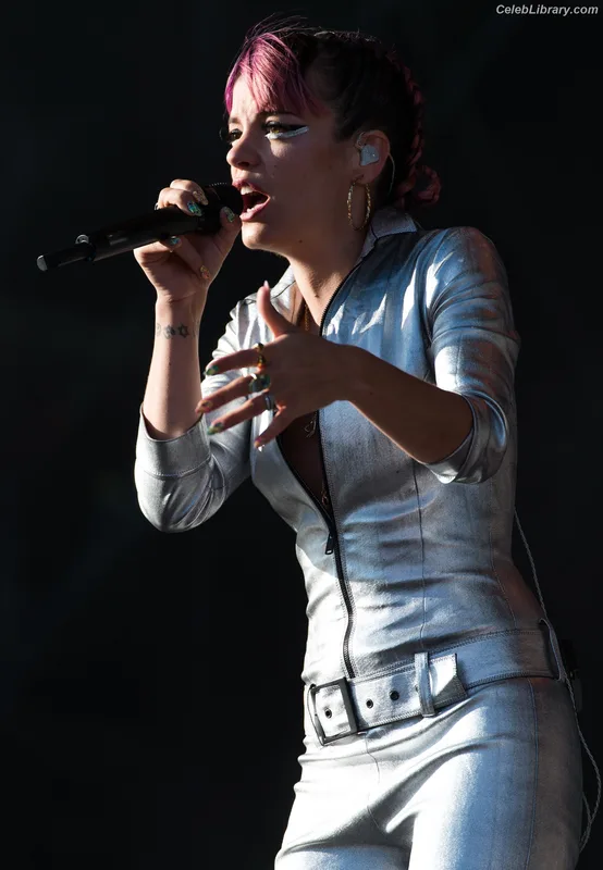 Lily Allen photo 19 of 437