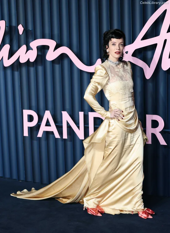 Lily Allen photo 20 of 437