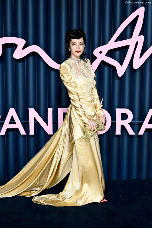 Lily Allen photo 24 of 437