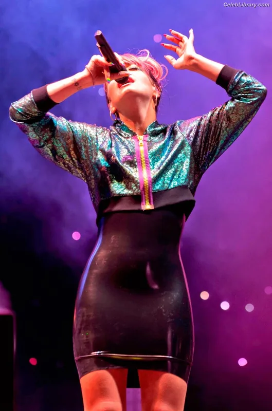 Lily Allen photo 8 of 437