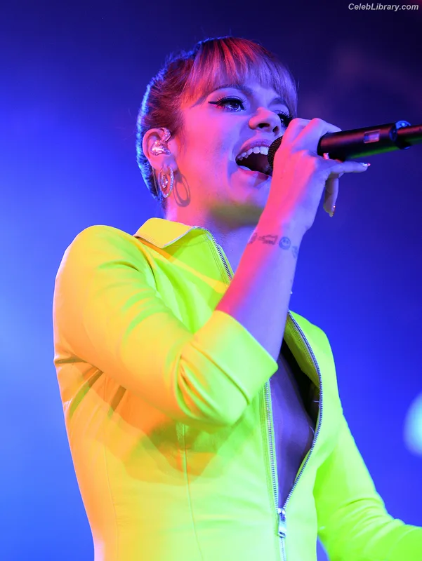 Lily Allen photo 9 of 437