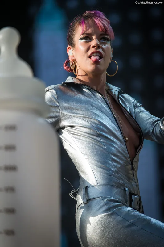 Lily Allen photo 17 of 437