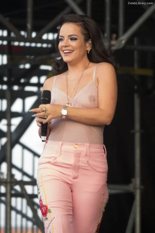 Lily Allen photo 2 of 437
