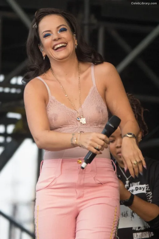 Lily Allen photo 3 of 437