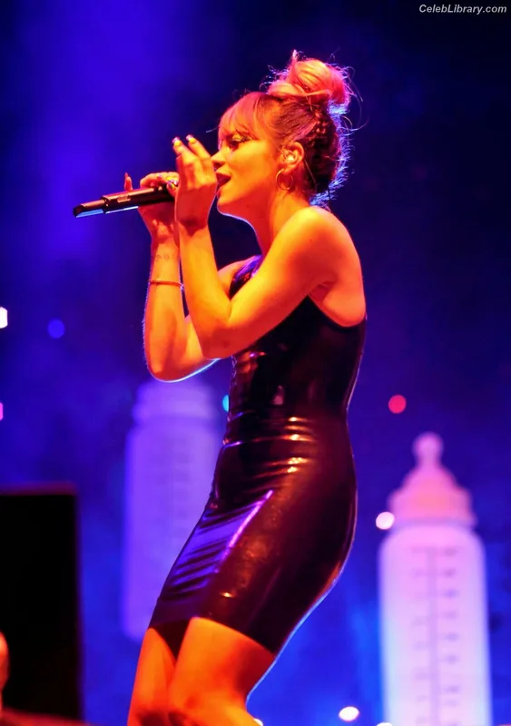 Lily Allen photo 19 of 437