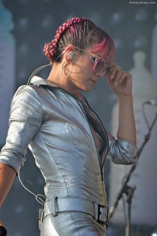Lily Allen photo 1 of 437