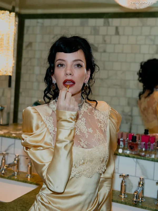 Lily Allen photo 19 of 437