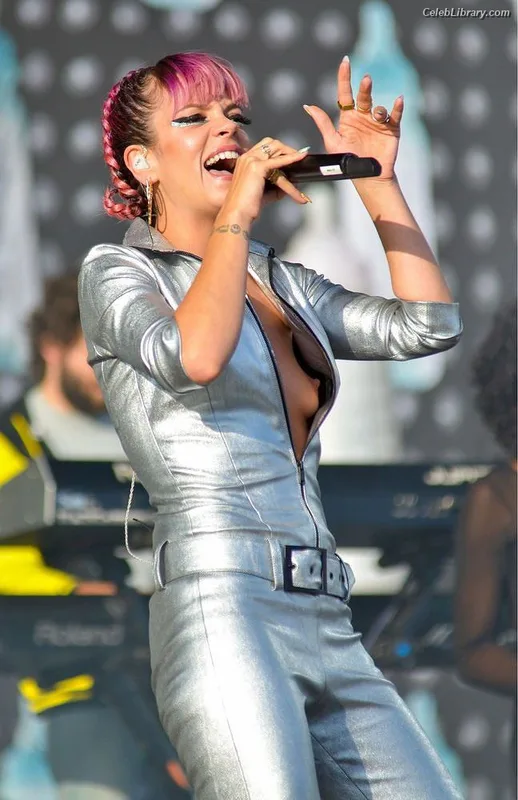 Lily Allen photo 3 of 437