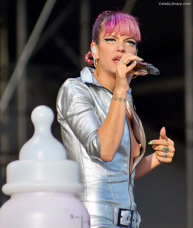 Lily Allen photo 4 of 437