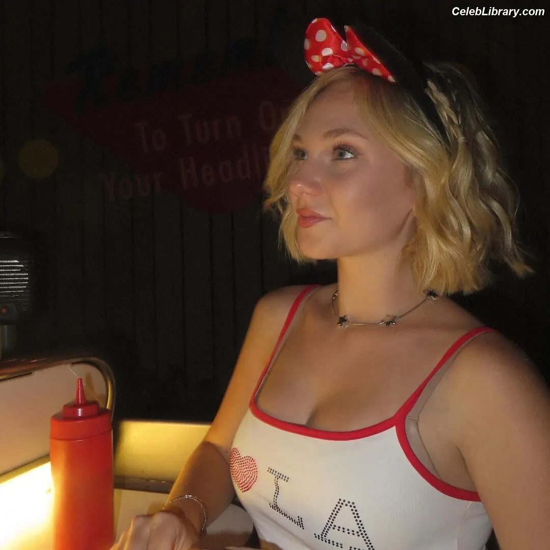 Lily Brooks O’Briant photo 8 of 1120