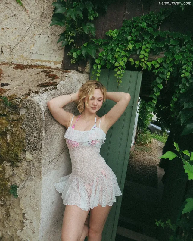 Lily Brooks O’Briant photo 2 of 1107