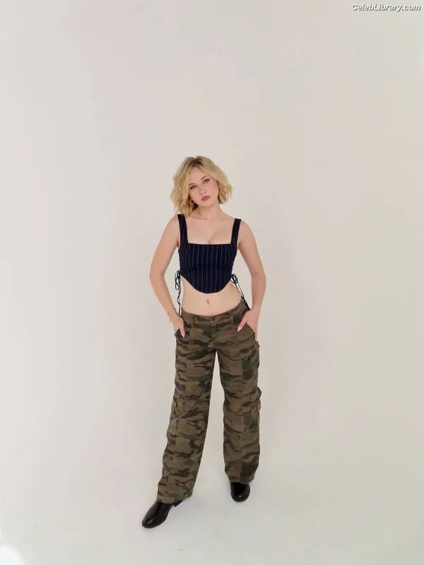 Lily Brooks O’Briant photo 1 of 1107