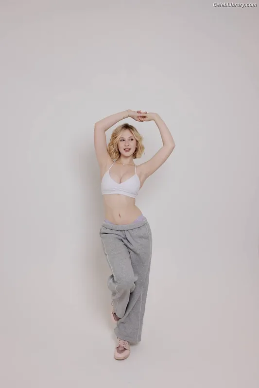Lily Brooks O’Briant photo 17 of 1107