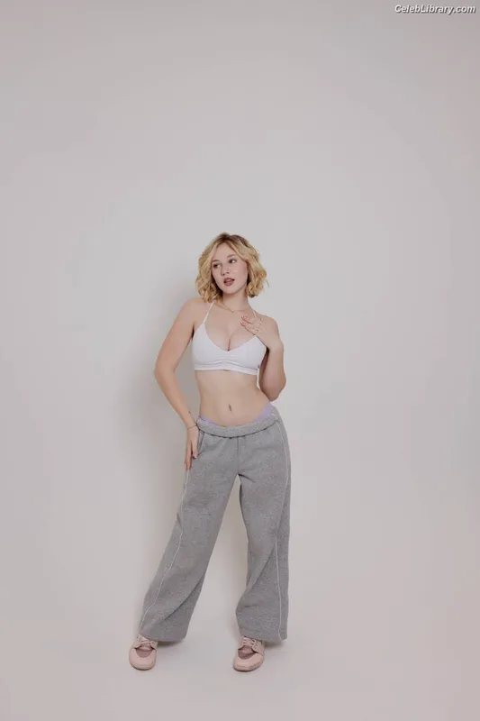 Lily Brooks O’Briant photo 18 of 1107